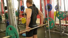 Как накачать дельтовидные мышцы на тренажере Смита